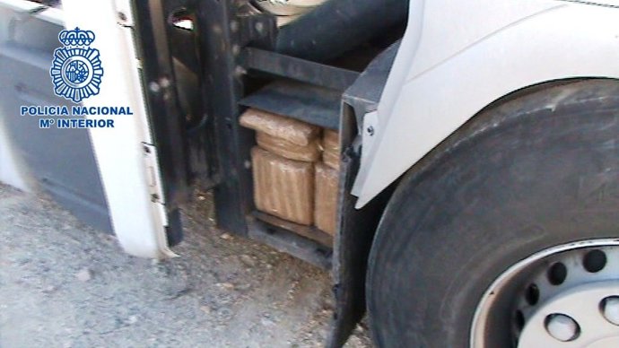 Hachís oculto en uno de los habitáculos del trailer