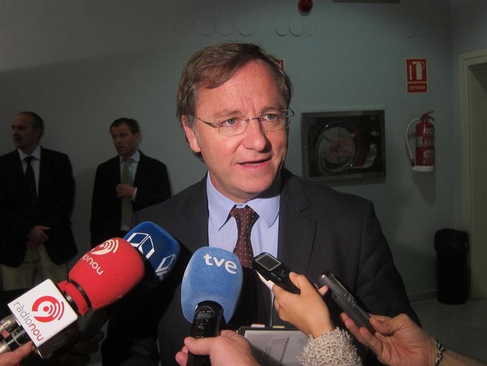 Moragues atiende a los medios en los pasillos de las Corts