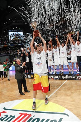Felipe Reyes levanta la Copa de campeón de la Liga Endesa 