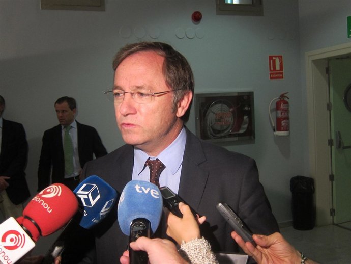 Moragues atiende a los medios en las Corts