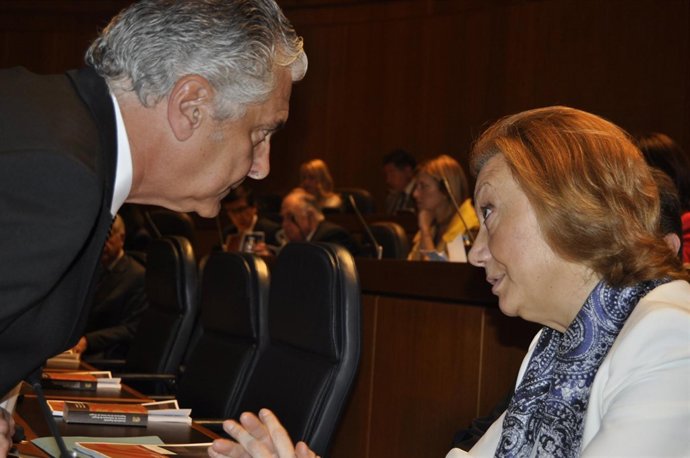 Antonio Suárez habla con la presidenta Luisa Fernanda Rudi