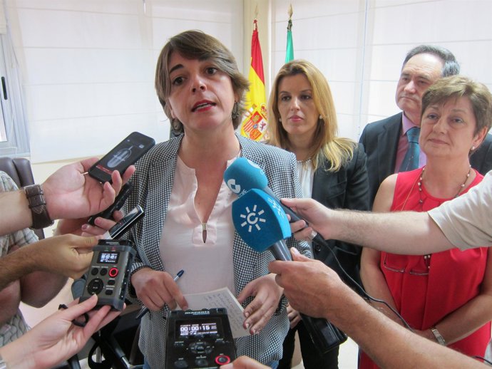 La consejera Elena Cortés junto a la delegada del ramo, Encarna Caparrós