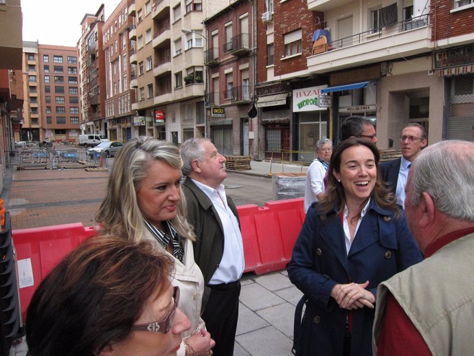 Gamarra conversa con vecinos, ante las obras de la calle Oviedo