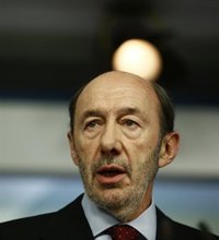 Rubalcaba sigue pensando que Rajoy debería dimitir por el 'caso Bárcenas' aunque lo ve compatible con el pacto europeo