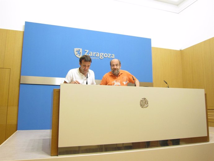 Pablo Muñoz y José Manuel Alonso (IU) en rueda de prensa en el Ayuntamiento