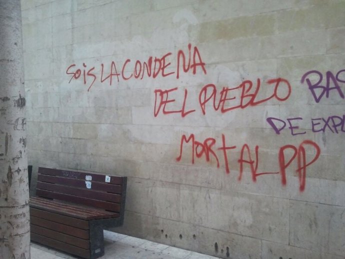 Pintadas en la sede del PP en Lleida