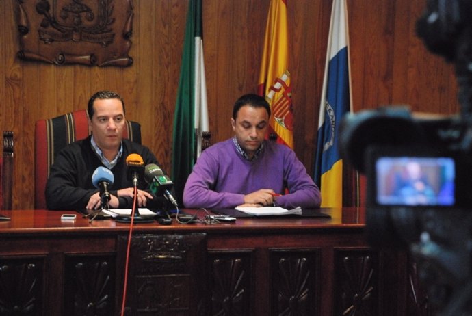 El alcalde de Moya, Poli Suárez, y el concejal de Urbanismo, Raúl Afonso