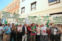 Siete sindicatos de función pública se concentran ante la Junta y presentan un escrito denunciando "discriminaciones"