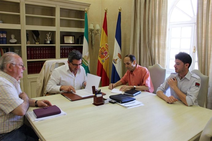 Reunión entre Gutiérrez Limones y los representantes de los vecinos. 