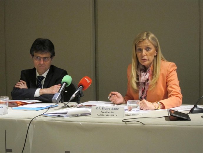 El dtor gral de Farmaindustria Humerto Arnés y la pta Elvira Sanz 