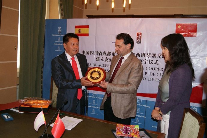 Los alcaldes de Segovia (C) y Jintang (I)