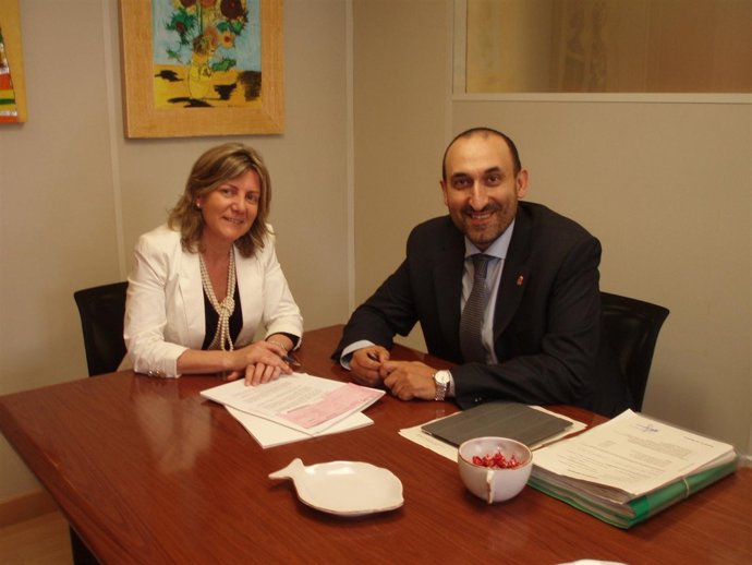 Botín y Pérez, de Tasubinsa, tras firmar el convenio de colaboración.        