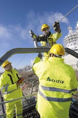 Trabajadores de mantenimiento de infraestructura ferroviaria de Adif