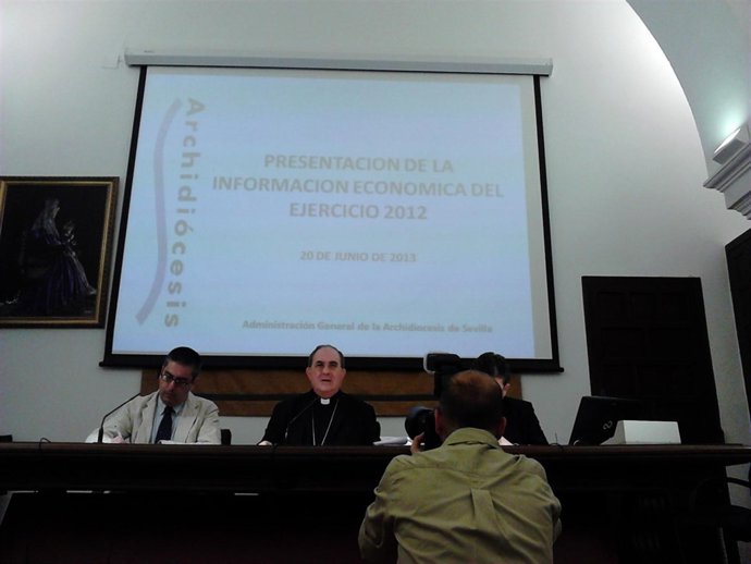 Asenjo durante la presentación del balance económico.