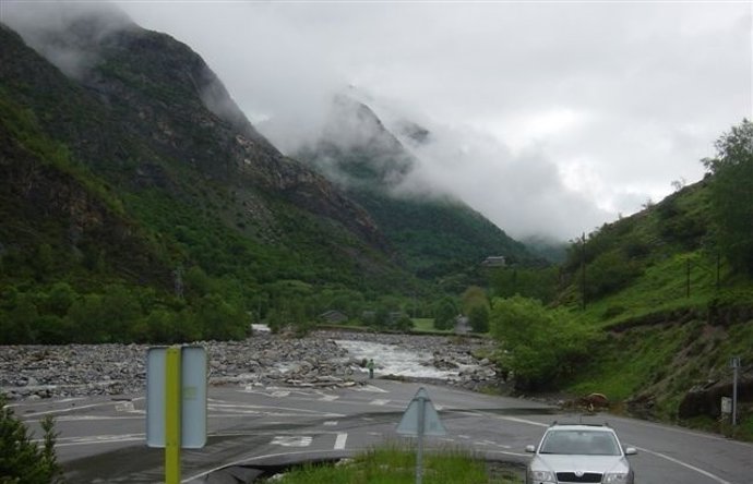 Carretera afectada por el desbordamiento del Ésera en el Valle de Benasque