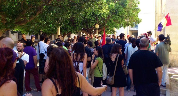 Concentración frente a los juzgados de Alicante