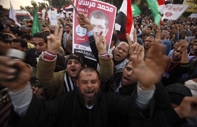 Partidarios del presidente egipcio Mohamed Mursi salen a las calles