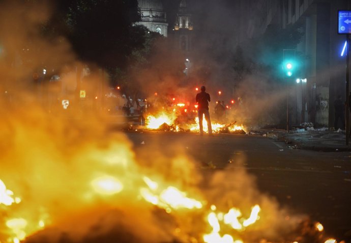 Choques entre policía y manifestantes en Brasil