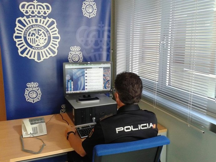Policía Nacional revisando las redes sociales