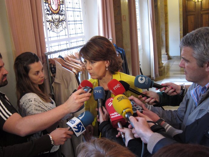 Yolanda Barcina atendiendo a los medios.