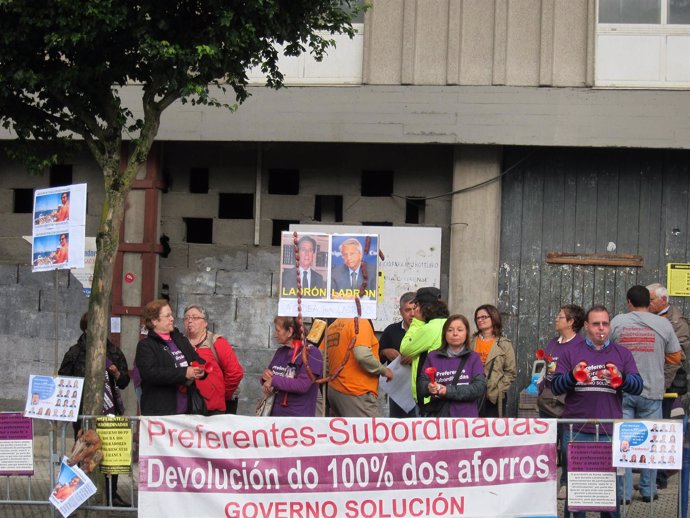 Protesta de afectados por las preferentes delante del Parlamento de Galicia.