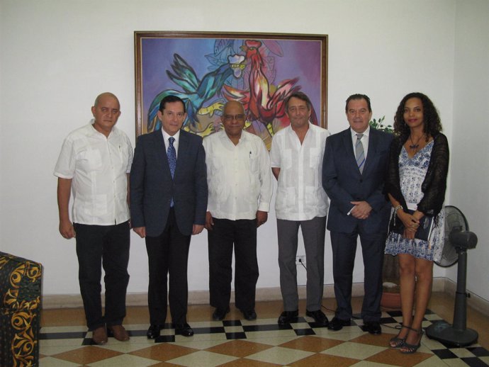 Erro, con representantes del Ministerio de Comercio de Cuba