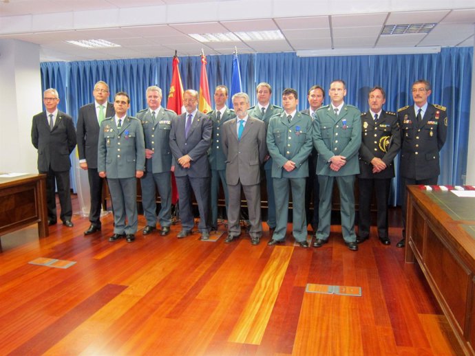 Autoridades y agentes participantes en el acto de imposición de medallas.