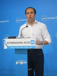 El PP pide a los partidos de la oposición que se pongan "la camisa de Extremadura y no la de sus colores"