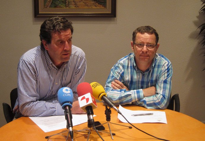 El candidato a presidente de la CVE José Antonio de Pedro (a la izquierda) 