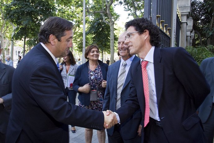 Pelegrí y Ojinaga se saludan a las puertas del Palau Robert de Barcelona