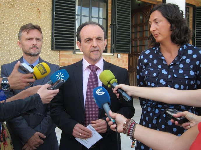 El consejero de Turismo y Comercio, Rafael Rodríguez, en Valverde. 