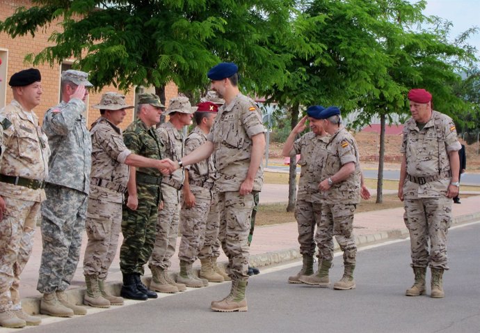 El Príncipe saluda a mandos militares en el Cuartel General de la OTAN en Bétera