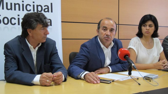 Juan Patricio Castro al lado de Pedro López y Andrea Garries (PSOE)