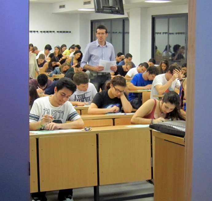 Alumnos realizan pruebas de Selectividad en la Universidad de Sevilla