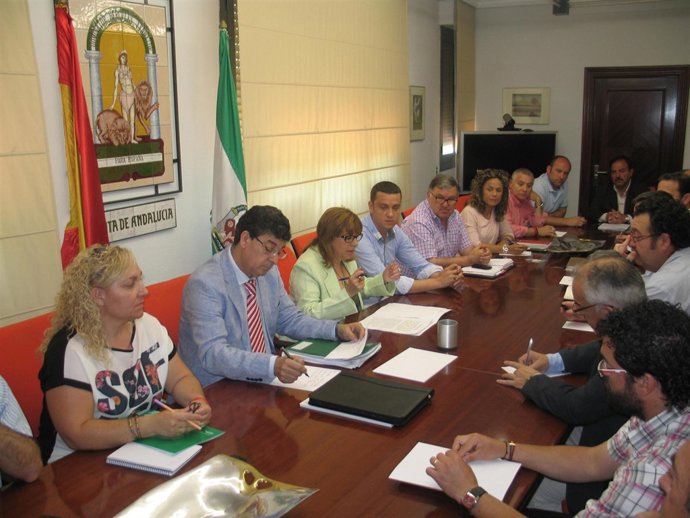 Valderas, junto a Gálvez, en la reunión con alcaldes de la provincia de Jaén.