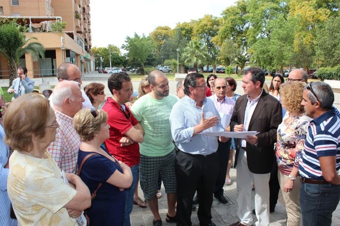 Espadas con vecinos de Sevilla Este