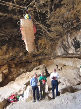 Suárez ha asistido a una demostración de rescate de un herido en una cueva