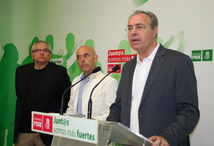 Durán interviene en la rueda de prensa, junto a Hurtado y Salazar
