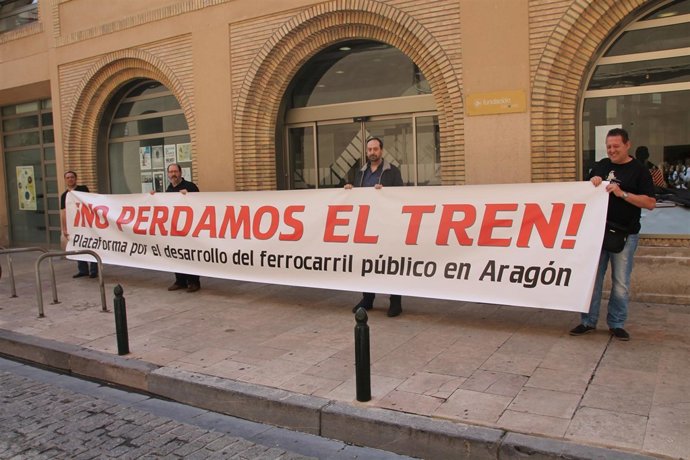 La plataforma 'No perdamos el tren' se manifiesta ontra los recortes.