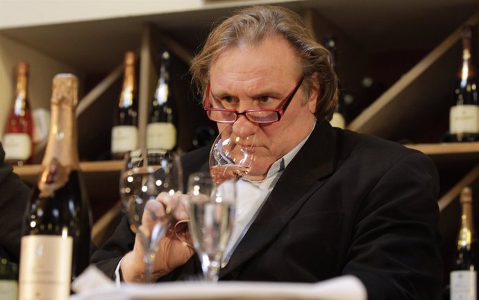 Gerard Depardieu Catando Vino