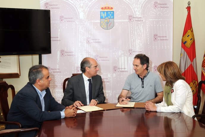 Firma del convenio entre la Diputación de Salamanca y Asdem