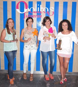 Las jóvenes creadoras de las pulseras Opalitas, en EnBoga bar en Murcia