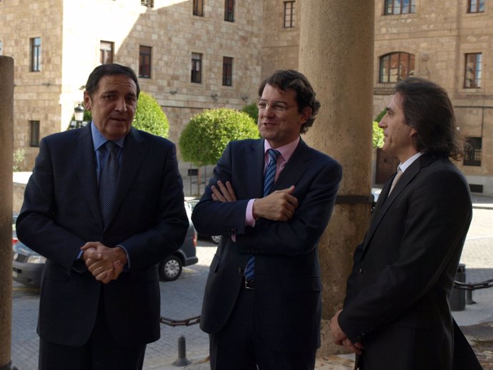 El consejero de Sanidad, Antonio María Sáez Aguado (izquierda)       