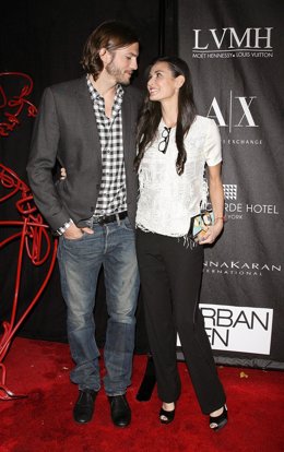 Ashton Kutcher Y Demi Moore Mirándose Fijamente