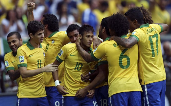 Neymar, abrazado por sus compañeros en la Confederaciones