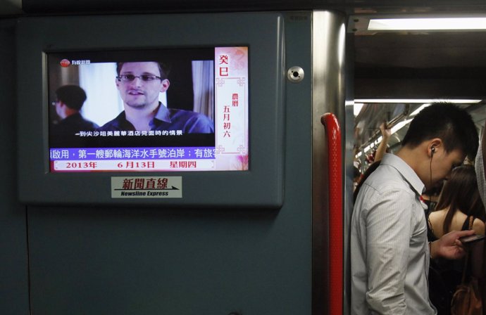 Edward Snowden sale en las noticias de Hong Kong