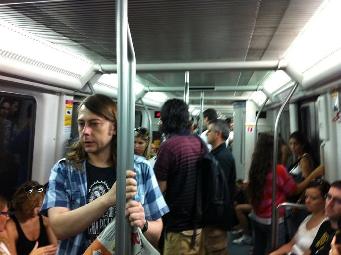Viajeros Y Usuarios En El Metro De Barcelona. Transporte Público.