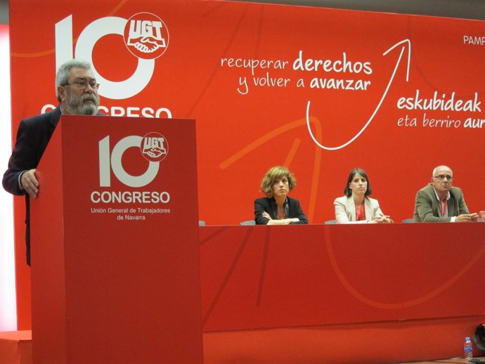 Méndez en su intervención en el X Congreso y Juan Goyen en el fondo
