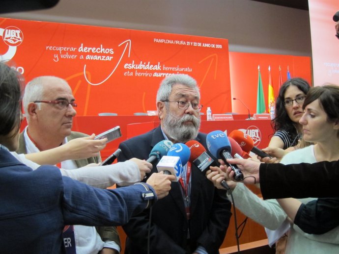 Méndez atendiendo a los periodistas en Pamplona junto a Juan Goyen