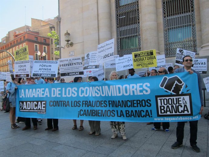 ADICAE se ha manifestado este sábado en Zaragoza.